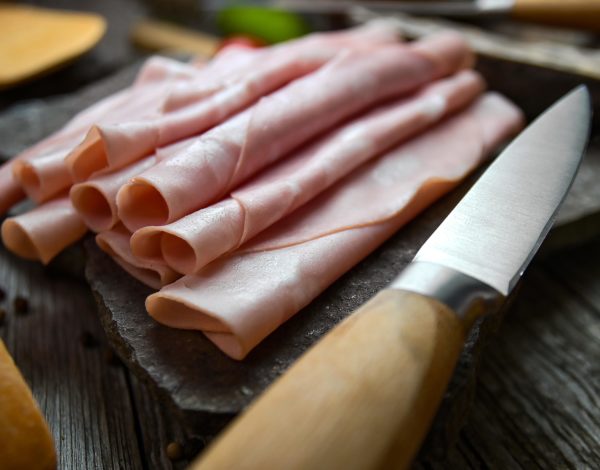 kinkkuleikkeleitä ja veitsi tarjottimella