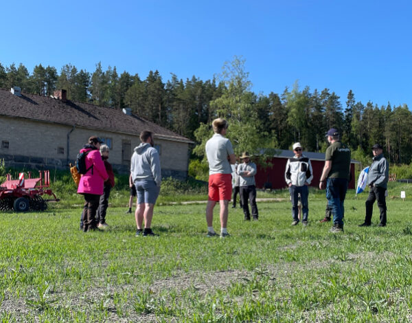 ihmisiä seisomassa pellolla