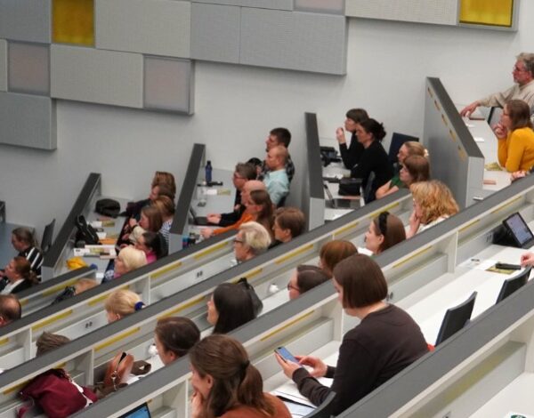 Alpo Siitonen kevätkokous Kevätkokous yleisöä istumassa auditoriossa