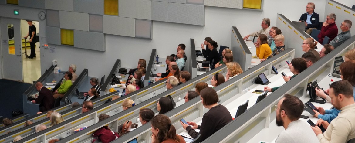 Kevätkokous yleisöä istumassa auditoriossa