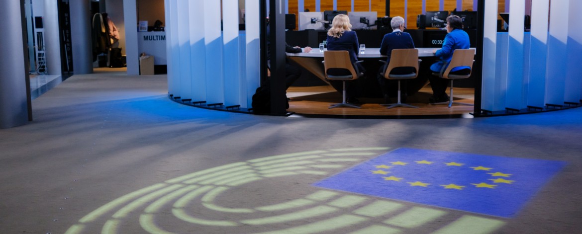 Uusi CAP: kuvassa EU:n lippu ja kokoushuoneessa istuvia ihmisiä