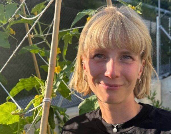 Lukas Trenkwalder Viivika Haltia web Viivika Haltia nainen poseeraa vihannespuutarhassa