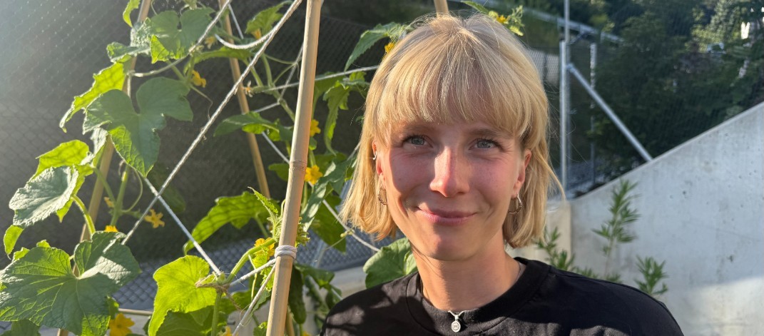 Viivika Haltia nainen poseeraa vihannespuutarhassa